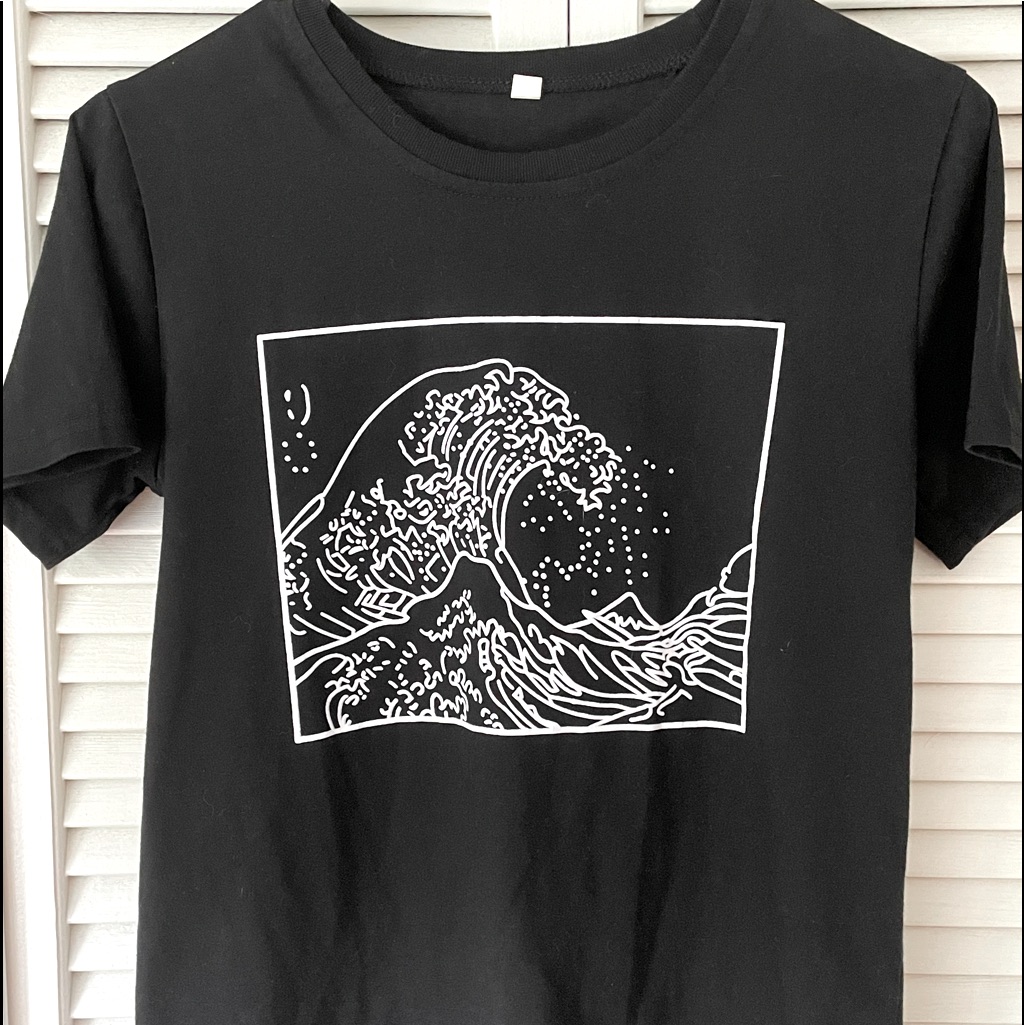 Wave Design Simple Tee..Size Small